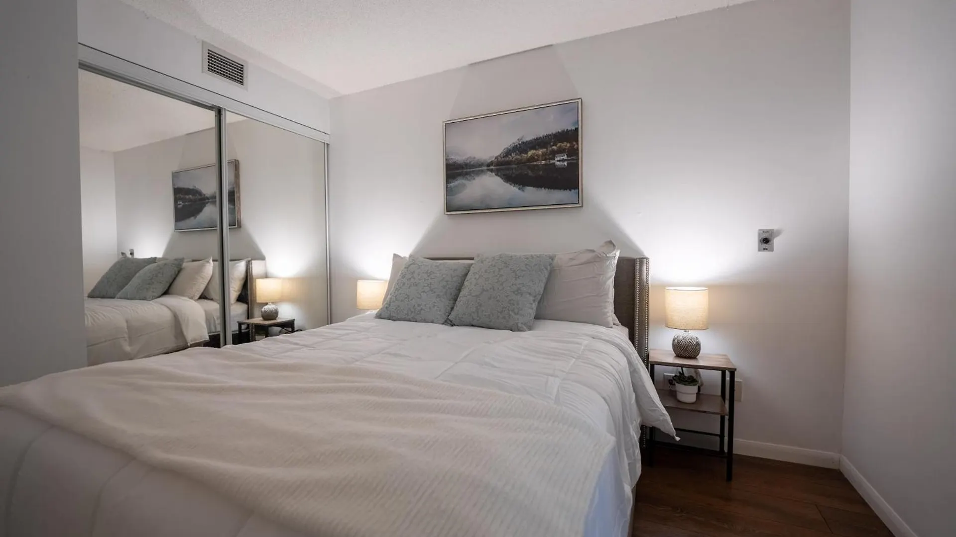 טורונטו Fort York Apartments