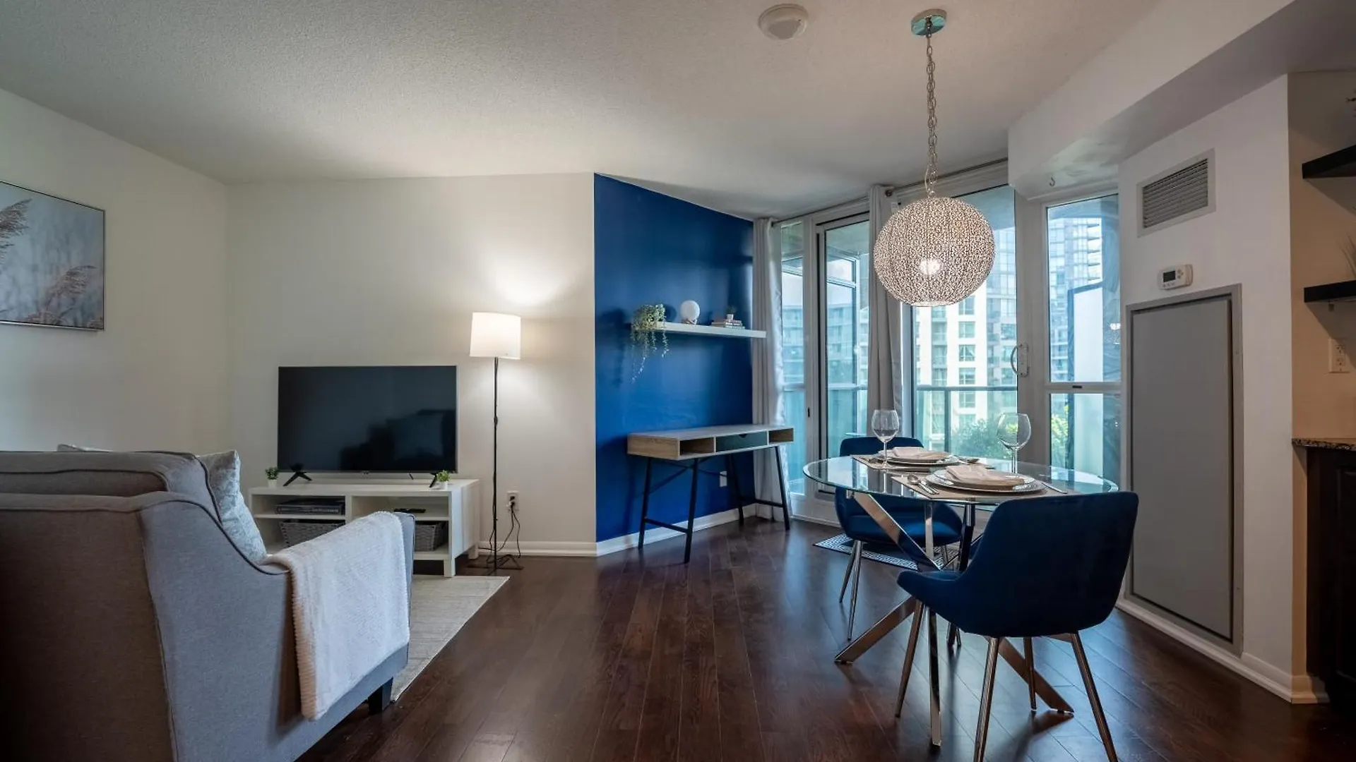 טורונטו Fort York Apartments